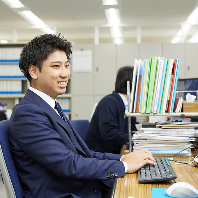 高速道路で、橋梁で、港で。自分の描いた図面が形になり、人々の安全を守る喜び